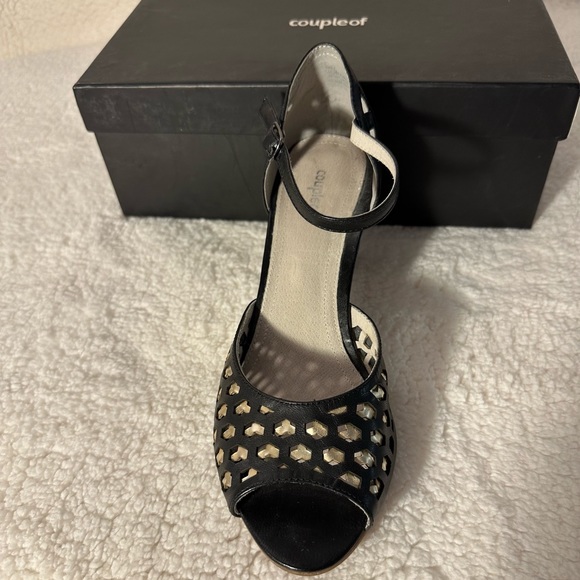 Coupleof Black an Gold Heels - Picture 5 of 16